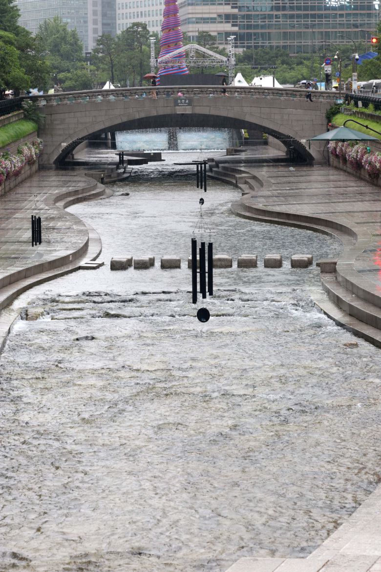 본격적인 장마가 시작, 서울에 호우주의보가 경기·인천에 호우경보가 발령된 20일 서울 청계천 산책로의 출입이 통제돼 있다. 신태현 기자 holjjak@