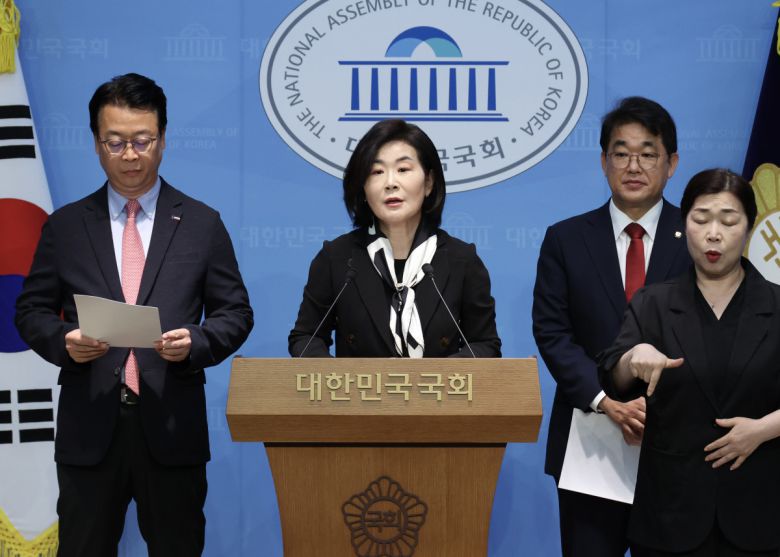 국민의힘 곽규택(왼쪽부터), 김희정, 배준영 국무총리 인사청문특별위원회 위원들이 20일 오전 서울 여의도 국회 소통관에서 김민석 국무총리 후보자 전처의 공공기관 낙하산 의혹과 장남의 청심국제고 진학을 위한 변칙 전학 의혹 관련 기자회견을 하고 있다. 2025.06.20.