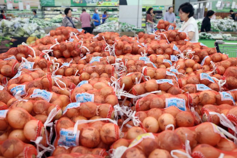 지난달 농산물과 석탄 등 에너지 가격이 하락하면서, 생산자물가가 1년 6개월 만에 가장 큰 폭으로 내렸다. 20일 한국은행에 따르면 5월 생산자물가지수는 2020년을 100으로 봤을 때, 직전 달보다 0.4% 낮은 119.66으로 집계됐다. 4월에 이어 두 달 연속 하락했으며 지난 2023년 11월 이후 가장 큰 내림폭이다. 직전 달과 비교해보면, 참외가 53%, 양파가 42% 가격이 떨어져 농림수산품이 4.4% 낮아졌고, 공산품 가운데서는 석탄·석유제품이 4.2% 하락해 생산자물가를 끌어내렸다. 이날 서울의 한 대형마트에서 시민들이 장을 보고 있다. 신태현 기자 holjjak@