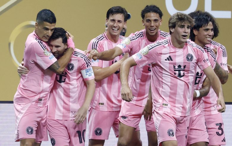 20일(한국시간) 미국 조지아주 애틀랜타에 있는 메르세데스 벤츠 스타디움에서 열린 2025 국제축구연맹(FIFA) 클럽월드컵 조별리그 A조 2차전 인터 마이애미와 FC포르투의 경기에서 리오넬 메시의 역전 골이 터진 후 마이애미 선수들이 기뻐하고 있다.