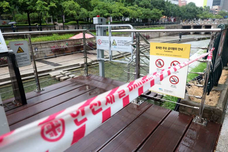 본격적인 장마가 시작, 서울에 호우주의보가 경기·인천에 호우경보가 발령된 20일 서울 청계천 산책로의 출입이 통제돼 있다. 신태현 기자 holjjak@