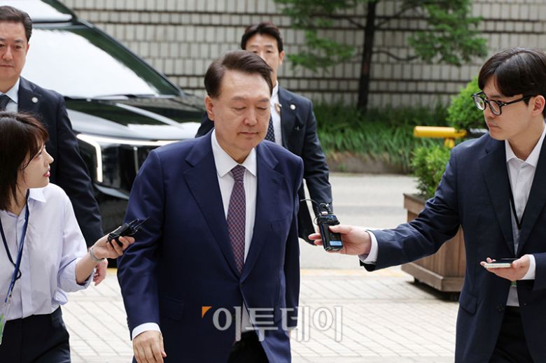 윤석열 전 대통령이 16일 오전 서울 서초구 중앙지방법원에서 열린 내란 우두머리 혐의, 집권남용 권리행사방해 혐의 사건 7차 공판을 받기 위해 법원으로 들어오고 있다. 윤 전 대통령의 법원 출석은 이재명 대통령의 ‘3대 특검’ 임명 후 처음이다. 2025.06.16. 사진공동취재단