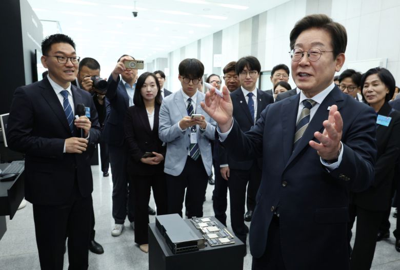 이재명 대통령, AI 제품·서비스 시연 참관    (울산=연합뉴스) 홍해인 기자 = 이재명 대통령이 20일 울산전시컨벤션센터에서 열린 인공지능(AI) 글로벌 협력 기업 간담회 뒤 AI 제품·서비스 시연을 참관하며 발언하고 있다. 2025.6.20 [대통령실통신사진기자단]    hihong@yna.co.kr/2025-06-20 12:46:52/<저작권자 ⓒ 1980-2025 ㈜연합뉴스. 무단 전재 재배포 금지, AI 학습 및 활용 금지>