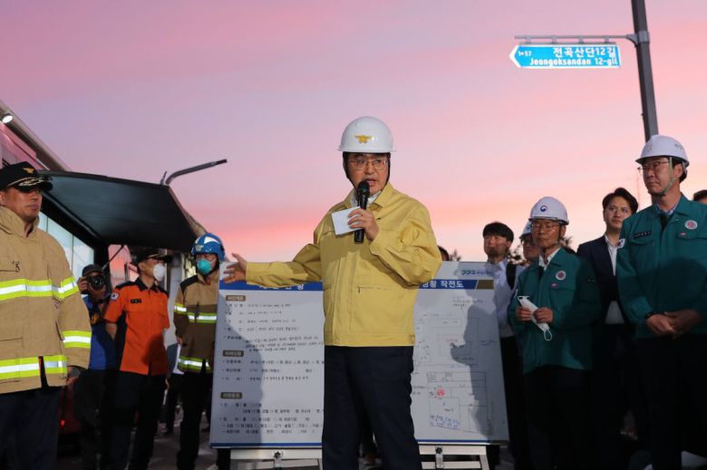 김동연 경기지사가 전지공장 화재 현장에서 마이크를 들고 대형 보드를 활용해 재난 대응 상황에 대해 설명하고 있다.