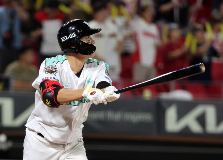 19일 광주기아챔피언스필드에서 열린 프로야구 kt wiz와 KIA 타이거즈의 경기. KIA 오선우가 6회말에 2루타를 때리고 있다.