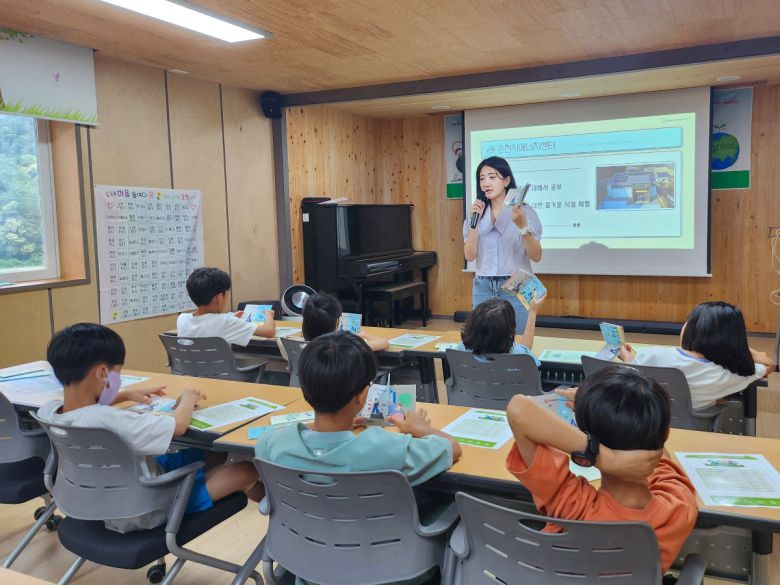 한국투자증권은 20일 전남 순천 SOS어린이마을 아동들을 대상으로 태양광 에너지 체험 교육을 진행했다.(한국투자증권 제공)