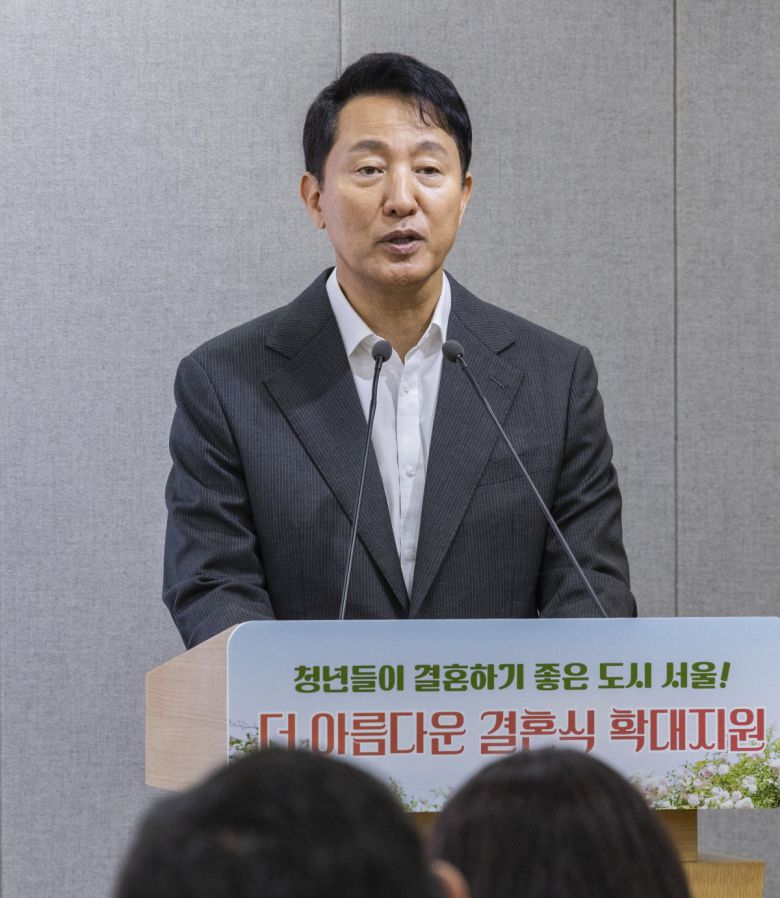 19일 오세훈 서울시장이 서울 중구 서울시청에서 열린 '더 아름다운 결혼식' 확대 지원 계획 브리핑에 참석해 추진 사업에 대해 발표하고 있다.