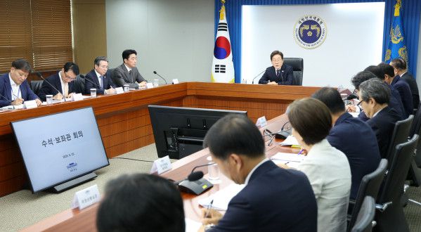 이재명 대통령, 수석보좌관회의 주재    (서울=연합뉴스) 한상균 기자 = 이재명 대통령이 23일 용산 대통령실에서 제1차 수석보좌관회의를 주재하고 있다. 2025.6.23    xyz@yna.co.kr/2025-06-23 14:42:20/<저작권자 ⓒ 1980-2025 ㈜연합뉴스. 무단 전재 재배포 금지, AI 학습 및 활용 금지>