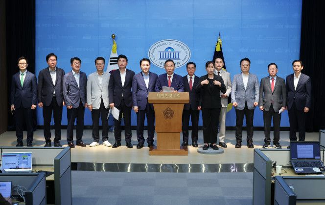국민의힘 박덕흠, 성일종 의원 등 충청권 의원 및 당협위원장들이 23일 서울 여의도 국회 소통관에서 해양수산부 부산 이전을 반대하는 성명서를 발표하고 있다. 2025.6.23