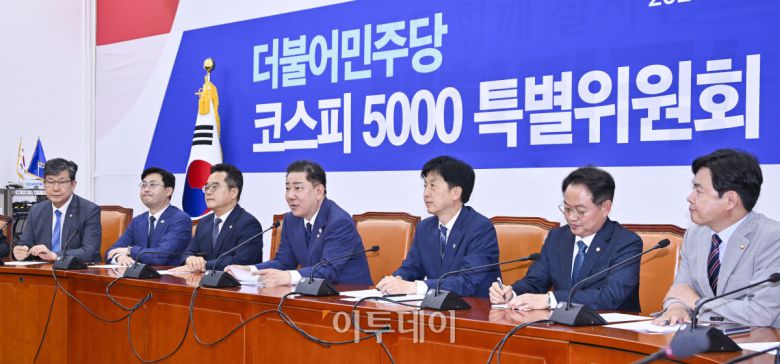 김병기 더불어민주당 당대표 직무대행 겸 원내대표가 23일 서울 여의도 국회에서 열린 더불어민주당 코스피 5000 특별위원회 출범식에서 인사말을 하고 있다. 조현호 기자 hyunho@