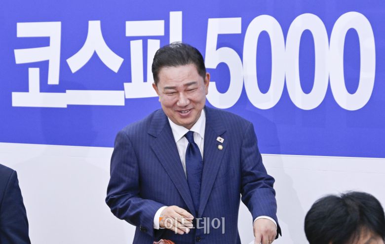 김병기 더불어민주당 당대표 직무대행 겸 원내대표가 23일 서울 여의도 국회에서 열린 더불어민주당 코스피 5000 특별위원회 출범식에 참석하고 있다. 조현호 기자 hyunho@