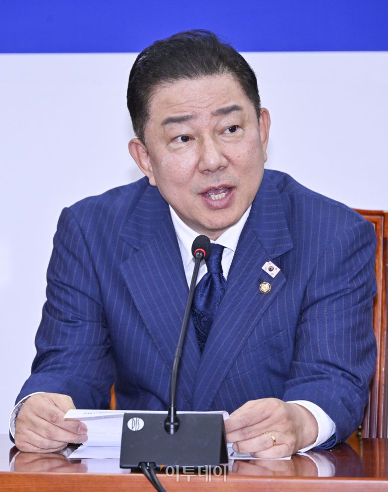 김병기 더불어민주당 당대표 직무대행 겸 원내대표가 23일 서울 여의도 국회에서 열린 더불어민주당 코스피 5000 특별위원회 출범식에서 인사말을 하고 있다. 조현호 기자 hyunho@