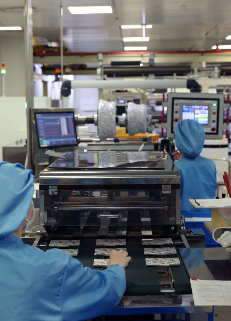 세종공장 직원이 파스를 점검하고 있다. 신태현 기자 holjjak@