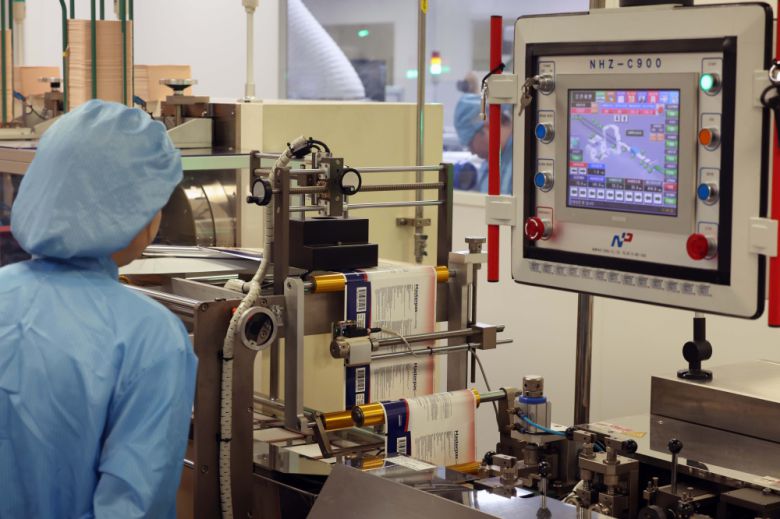 세종공장 직원이 모니터를 통해 파스 생산과정을 지켜보고 있다. 신태현 기자 holjjak@