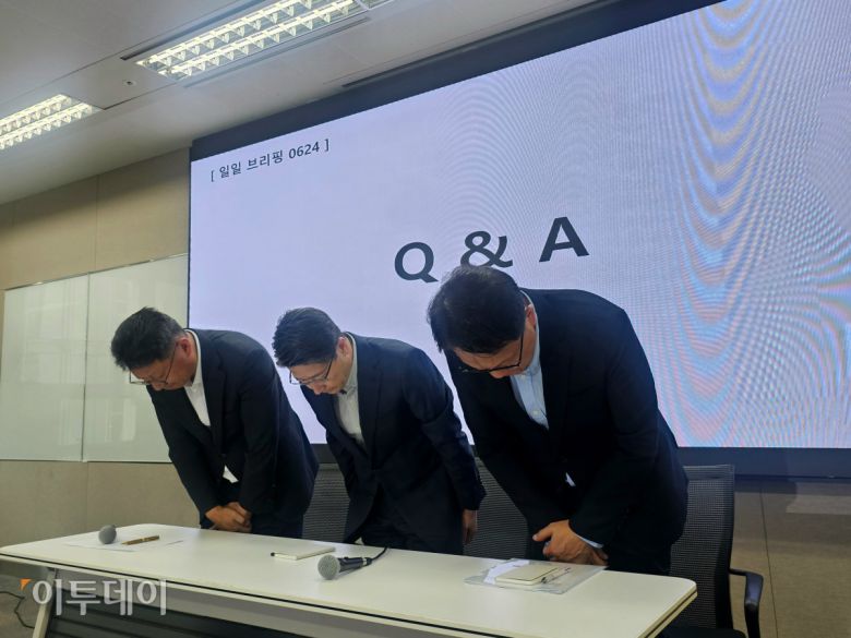 24일 SKT는 서울시 중구 삼화타워에서 침해 사고 관련 일일브리핑을 열었다. 사진은 왼쪽부터 김희섭 PR센터장, 임봉호MNO사업부장, 류정환 네트워크인프라 센터장