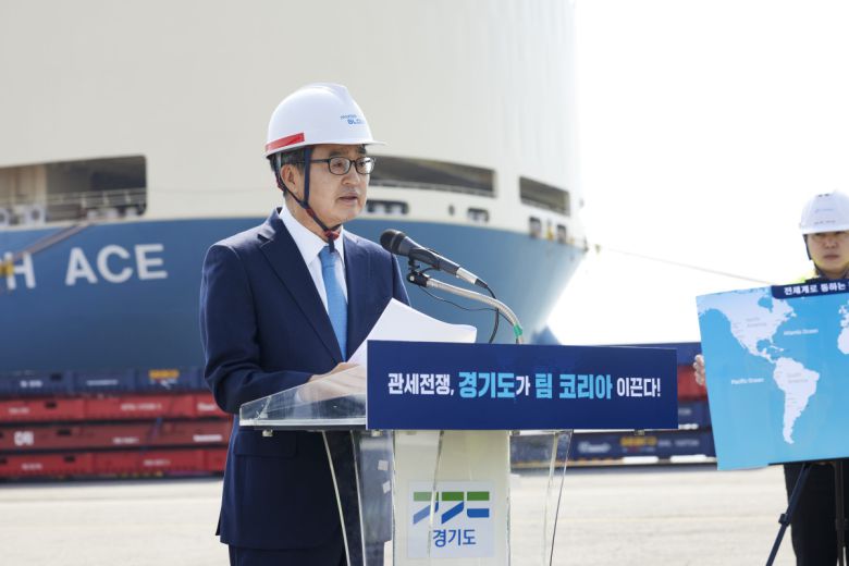 김동연 경기도지사가 평택항에서 열린 행사에서 관세전쟁 관련 대응 방안을 발표하고 있다.