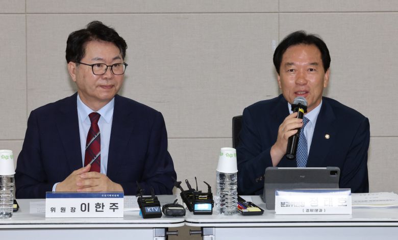 국정기획위원회 정태호 경제1분과 위원장(오른쪽)이 18일 정부세종컨벤션센터에서 열린 경제1분과 기획재정부 업무보고에서 인사말을 하고 있다.