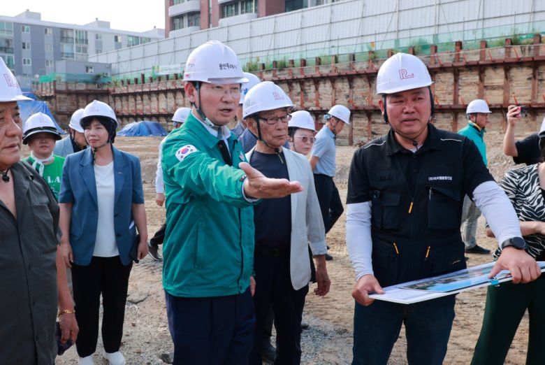 옛 기흥중 부지에 추진 중인 다목적체육시설 건설 현장에서 이상일 시장이 현장 점검을 하고 있다.