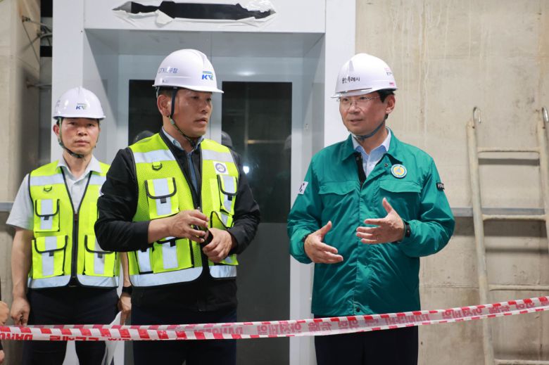 구성역 5번 출구에서 이상일 시장이 승강거 설치 상황을 확인하고 있다.