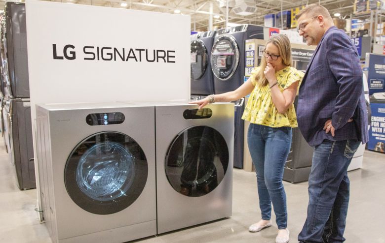 고객이 로우스 매장에 전시된 'LG 시그니처' 세탁기 및 건조기 제품을 둘러보는 모습.