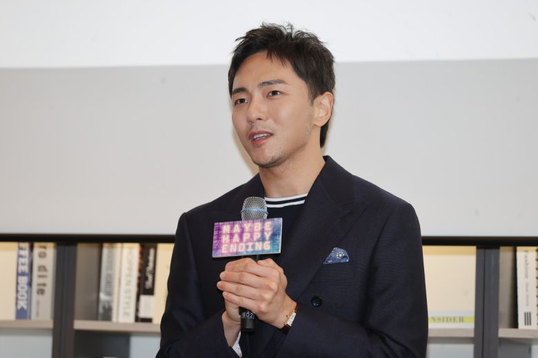 박천휴 작가가 24일 서울 중구 커뮤니티하우스 마실에서 열린 뮤지컬 '어쩌면 해피엔딩' 토니상 6관왕 기념 기자간담회에서 인사말을 하고 있다.