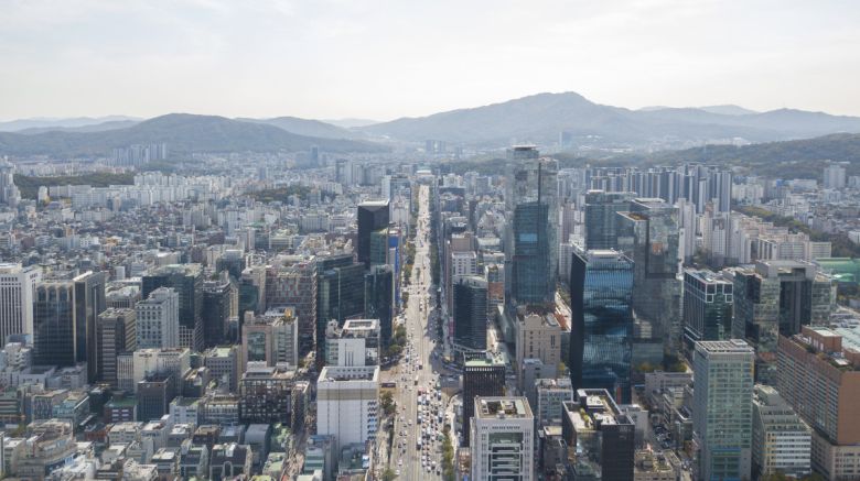 경제계는 기업 성장을 저해하는 최대 걸림돌로 ‘규제’를 지목하며 해법으로 ‘메가 샌드박스’ 도입과 이를 뒷받침할 특별법 제정을 요청하고 있다. 기업 고층 건물이 즐비한 서울 도심지역 전경.