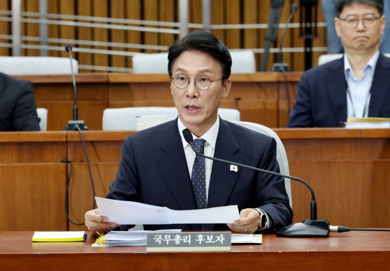 김민석 국무총리 후보자가 24일 서울 여의도 국회에서 열린 인사청문회에서 의원 질의에 답하고 있다. 신태현 기자 holjjak@