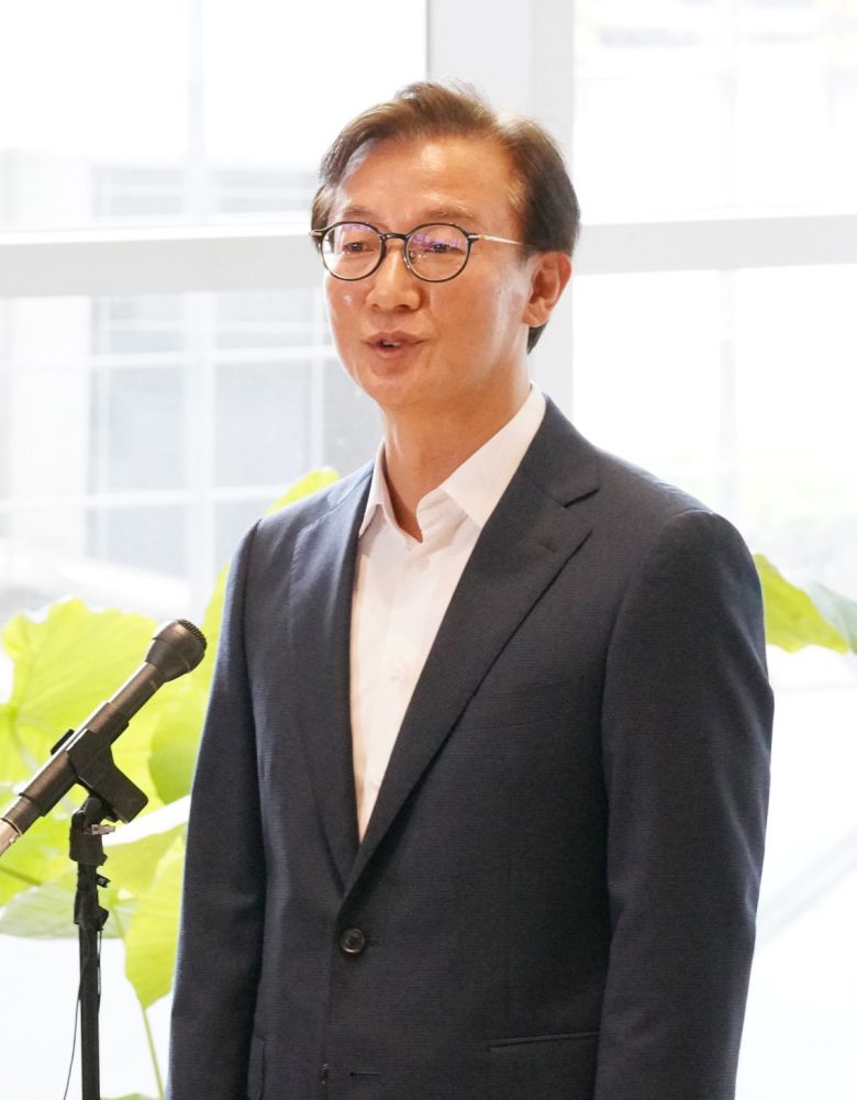 전재수 해양수산부 장관 후보자가 25일 인사 청문 준비 사무실이 있는 서울 마포구 포스트타워 마포로 출근하며 지명 소감을 밝히고 있다.