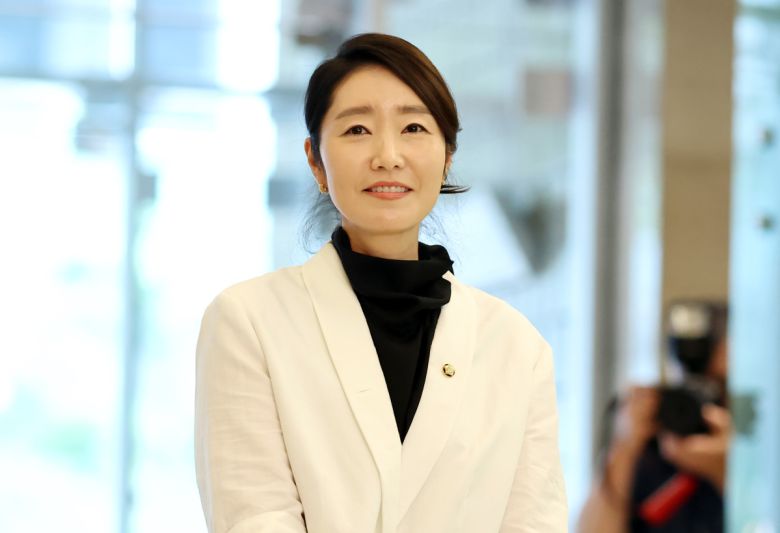 강선우 여성가족부 장관 후보자가 26일 인사청문회 준비 사무실이 마련된 서울 이마빌딩에 도착, 취재진 질문에 답하고 있다.
