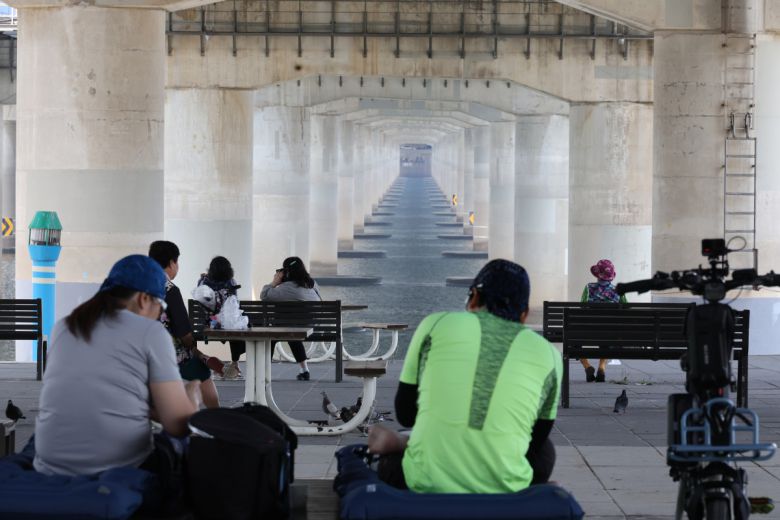 23일 서울 마포대교 아래에서 시민들이 더위를 식히고 있다. (연합뉴스)