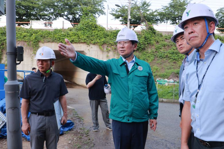이상일 용인특례시장은 구성역 5번출구를 방문해 신수로 밑 통로박스 등 보행자 동선을 확인했다