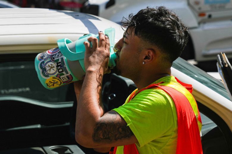 23일(현지시간) 미국 뉴욕시에서 폭염 주의보가 계속되는 가운데, 한 시민이 음료를 마시고 있다. (로이터/연합뉴스)