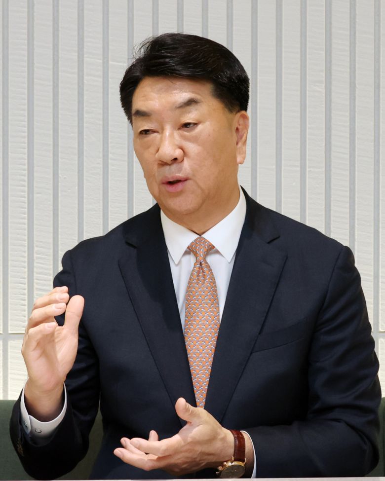 이권휴 와인나라 대표가 26일 서울 명동 르메르디앙 호텔에 위치한 와인나라 명동점 모와(MOWa)에서 이투데이와 인터뷰를 하고 있다. 고이란 기자 photoeran@