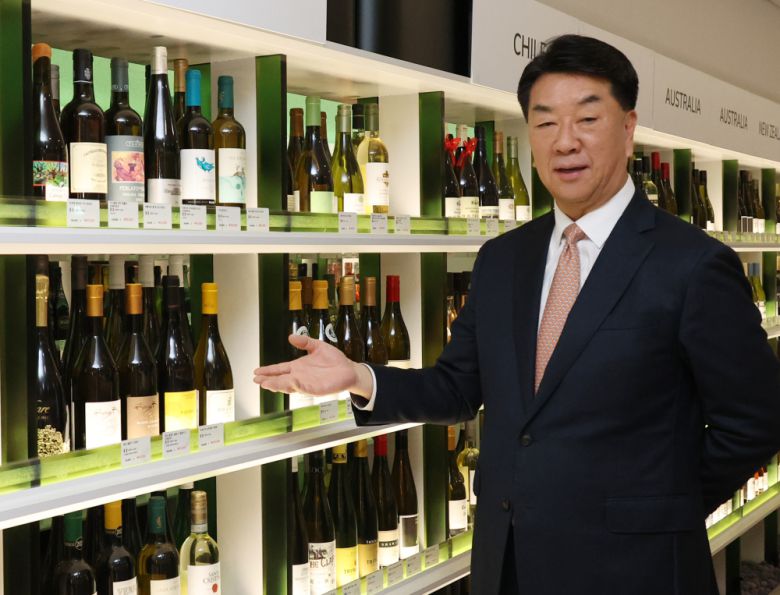 이권휴 와인나라 대표가 26일 서울 명동 르메르디앙 호텔에 위치한 와인나라 명동점 모와(MOWa)에서 이투데이와 인터뷰에 앞서 포즈를 취하고 있다. 고이란 기자 photoeran@