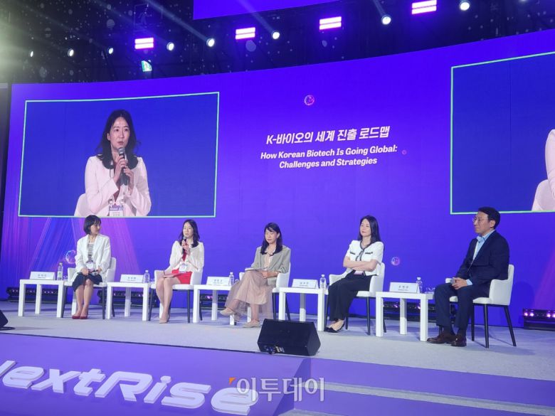 27일 서울 코엑스에서 개최된 ‘넥스트라이즈 2025’ 행사에서 열린 ‘K-바이오의 세계 진출 로드맵’ 세션에는 강지수 BNH인베스트먼트 전무, 조아련 존슨앤드존슨 JLABS KOREA 벤처부문 최고 책임자, 정회량 로슈 이사, 심수민 파트너스인베스트먼트 상무, 조현무 프리미어파트너스 상무(사진 왼쪽부터)가 패널로 참석했다.