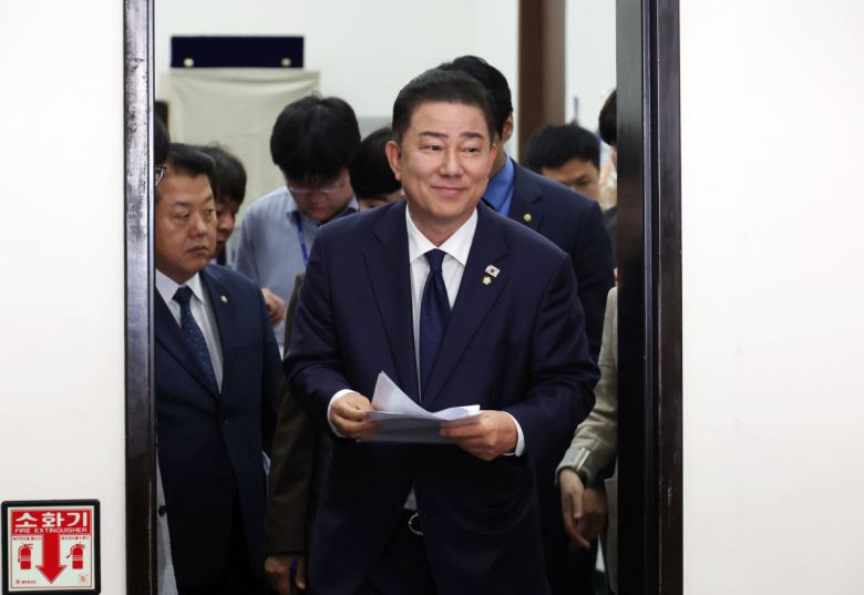 김병기 더불어민주당 대표 직무대행 겸 원내대표가 27일 서울 여의도 국회에서 열린 최고위원회의에 참석하고 있다. 2025.06.27.