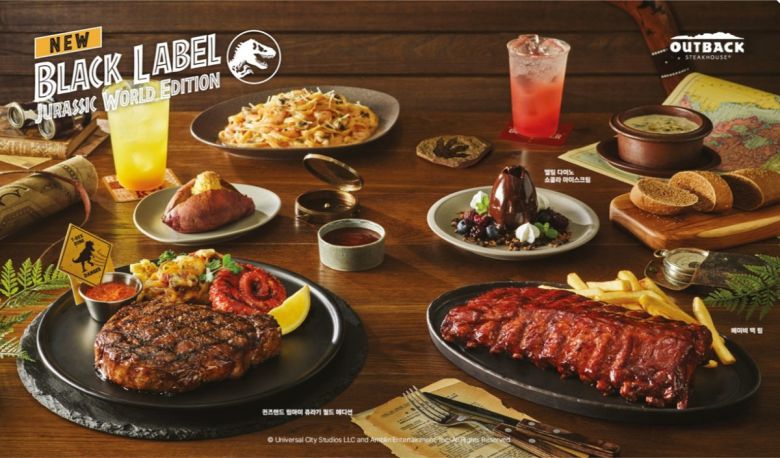 영화 쥬라기월드 신작 개봉을 앞둔 27일, 아웃백스테이크하우스에서 한정판 블랙라벨 쥬라기월드 에디션 메뉴가 다양한 메인 요리와 함께 선보이고 있다.