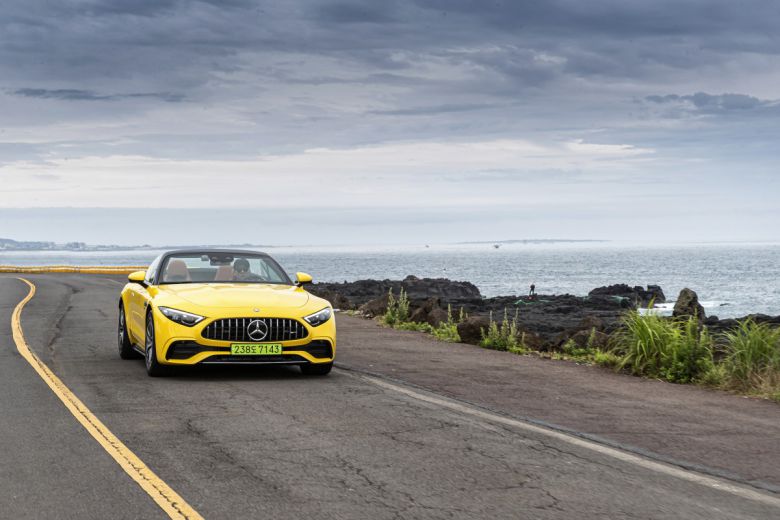 제주 해안도로를 달리고 있는 메르세데스-AMG SL43.