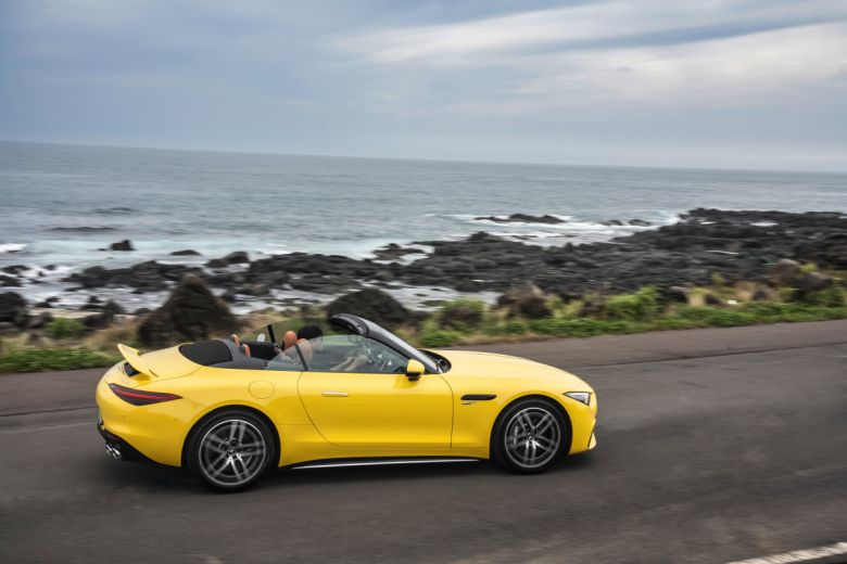 제주 해안도로를 달리고 있는 메르세데스-AMG SL43.