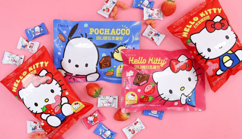 식품업계가 27일 출시한 산리오 캐릭터 에디션 제품들이 핑크색 배경 위에 진열되어 있다.