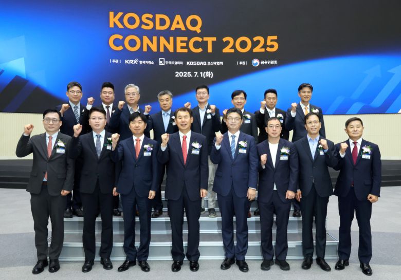 1일 코스닥 커넥트 2025 개막식에 참석한 주요인사들이 파이팅을 외치며 기념촬영을 하고 있다. 앞줄 왼쪽 세번째부터 이동훈 코스닥협회 회장, 정은보 한국거래소 이사장, 이윤수 금융위원회 증선위 상임위원 (사진=한국거래소)