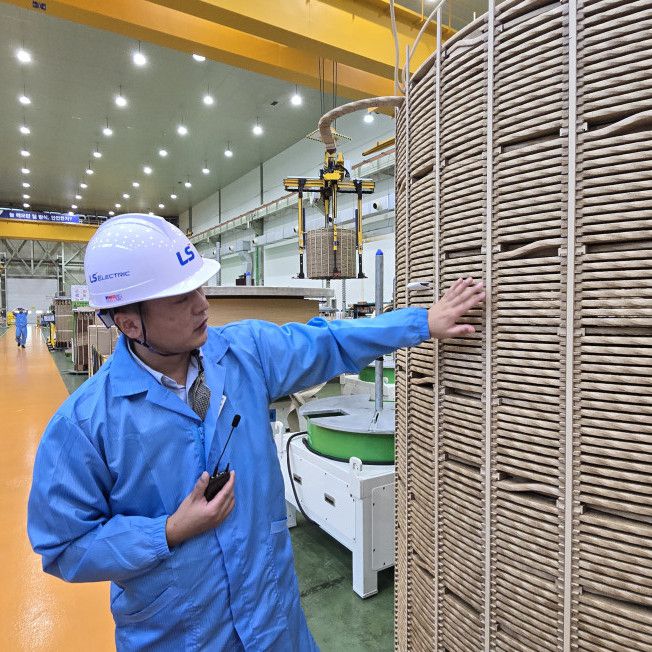 최형석 LS일렉트릭 부산 초고압변압기 제조팀장이 권선 작업에 관해 설명하고 있다.