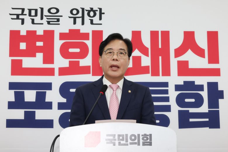 국민의힘 송언석 비상대책위원장 겸 원내대표가 2일 서울 여의도 국회에서 비상대책위원장 취임 기자회견을 하고 있다. 2025.7.2