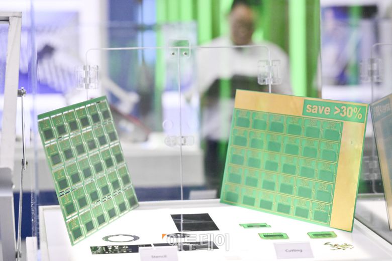 2일 경기 고양시 킨텍스에서 열린 제23회 국제 나노기술융합전시회(나노코리아 2025)에 유리기판이 전시되어 있다. 나노코리아는 나노기술 연구개발 및 상용화에 특화된 국내유일, 세계 3대 나노융합 국제행사다. 이번 전시는 나노, 접착코팅필름, 레이저기술, 첨단세라믹, 스마트센터 등 8개 전시가 합동 개최되어 424개사, 746개 부스가 설치돼 이날부터 4일까지 3일간 열린다. 조현호 기자 hyunho@