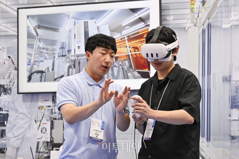 2일 경기 고양시 킨텍스에서 열린 제23회 국제 나노기술융합전시회(나노코리아 2025)에서 관람객이 XR체험을 하고 있다. 나노코리아는 나노기술 연구개발 및 상용화에 특화된 국내유일, 세계 3대 나노융합 국제행사다. 이번 전시는 나노, 접착코팅필름, 레이저기술, 첨단세라믹, 스마트센터 등 8개 전시가 합동 개최되어 424개사, 746개 부스가 설치돼 이날부터 4일까지 3일간 열린다. 조현호 기자 hyunho@