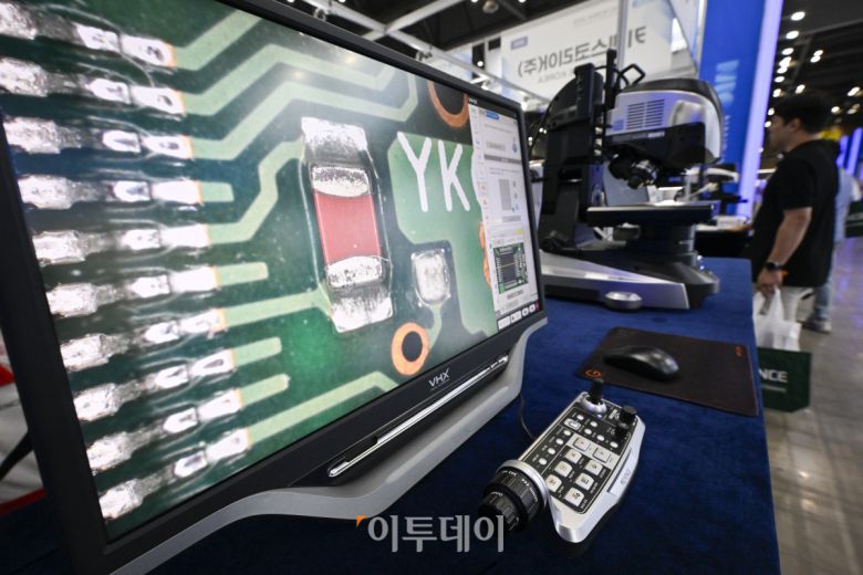 2일 경기 고양시 킨텍스에서 열린 제23회 국제 나노기술융합전시회(나노코리아 2025)에서 관람객들이 현미경을 살펴보고 있다. 나노코리아는 나노기술 연구개발 및 상용화에 특화된 국내유일, 세계 3대 나노융합 국제행사다. 이번 전시는 나노, 접착코팅필름, 레이저기술, 첨단세라믹, 스마트센터 등 8개 전시가 합동 개최되어 424개사, 746개 부스가 설치돼 이날부터 4일까지 3일간 열린다. 조현호 기자 hyunho@