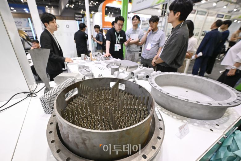 2일 경기 고양시 킨텍스에서 열린 제23회 국제 나노기술융합전시회(나노코리아 2025)에서 관람객들이 전시 부스를 살펴보고 있다. 나노코리아는 나노기술 연구개발 및 상용화에 특화된 국내유일, 세계 3대 나노융합 국제행사다. 이번 전시는 나노, 접착코팅필름, 레이저기술, 첨단세라믹, 스마트센터 등 8개 전시가 합동 개최되어 424개사, 746개 부스가 설치돼 이날부터 4일까지 3일간 열린다. 조현호 기자 hyunho@