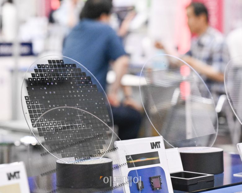 2일 경기 고양시 킨텍스에서 열린 제23회 국제 나노기술융합전시회(나노코리아 2025)에 프리시즌 온 글라스가 전시되어 있다. 나노코리아는 나노기술 연구개발 및 상용화에 특화된 국내유일, 세계 3대 나노융합 국제행사다. 이번 전시는 나노, 접착코팅필름, 레이저기술, 첨단세라믹, 스마트센터 등 8개 전시가 합동 개최되어 424개사, 746개 부스가 설치돼 이날부터 4일까지 3일간 열린다. 조현호 기자 hyunho@