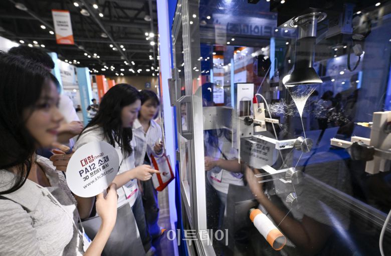 2일 경기 고양시 킨텍스에서 열린 제23회 국제 나노기술융합전시회(나노코리아 2025)에서 관람객들이 전기방사장비를 살펴보고 있다. 나노코리아는 나노기술 연구개발 및 상용화에 특화된 국내유일, 세계 3대 나노융합 국제행사다. 이번 전시는 나노, 접착코팅필름, 레이저기술, 첨단세라믹, 스마트센터 등 8개 전시가 합동 개최되어 424개사, 746개 부스가 설치돼 이날부터 4일까지 3일간 열린다. 조현호 기자 hyunho@