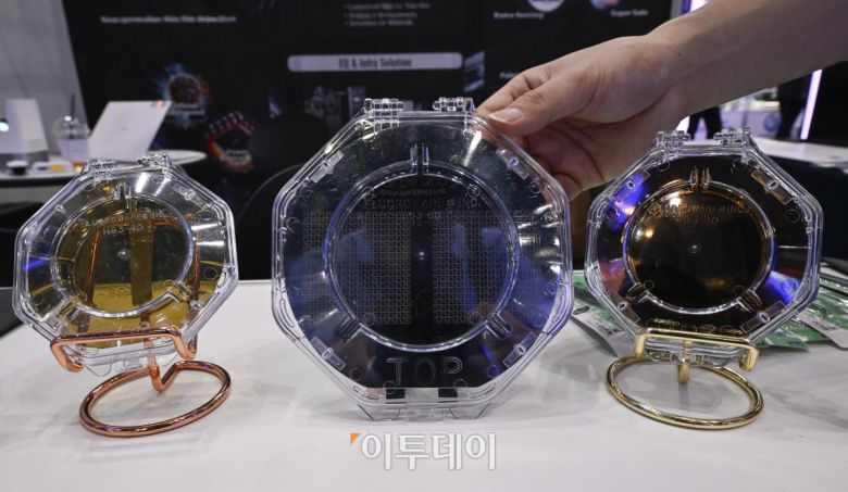 2일 경기 고양시 킨텍스에서 열린 제23회 국제 나노기술융합전시회(나노코리아 2025)에서 관람객이 웨이퍼 박막 증착 기술을 살펴보고 있다. 나노코리아는 나노기술 연구개발 및 상용화에 특화된 국내유일, 세계 3대 나노융합 국제행사다. 이번 전시는 나노, 접착코팅필름, 레이저기술, 첨단세라믹, 스마트센터 등 8개 전시가 합동 개최되어 424개사, 746개 부스가 설치돼 이날부터 4일까지 3일간 열린다. 조현호 기자 hyunho@